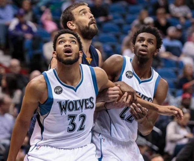 本赛季文班缺阵时马刺战绩为7胜2负，而上赛季则为13胜23负