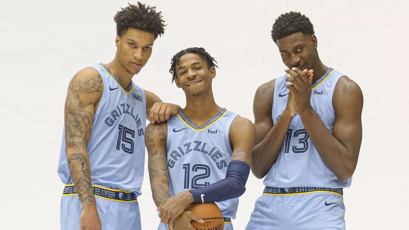 山东泰山今天下午在基地举行球迷开放日，一百多名球迷到场