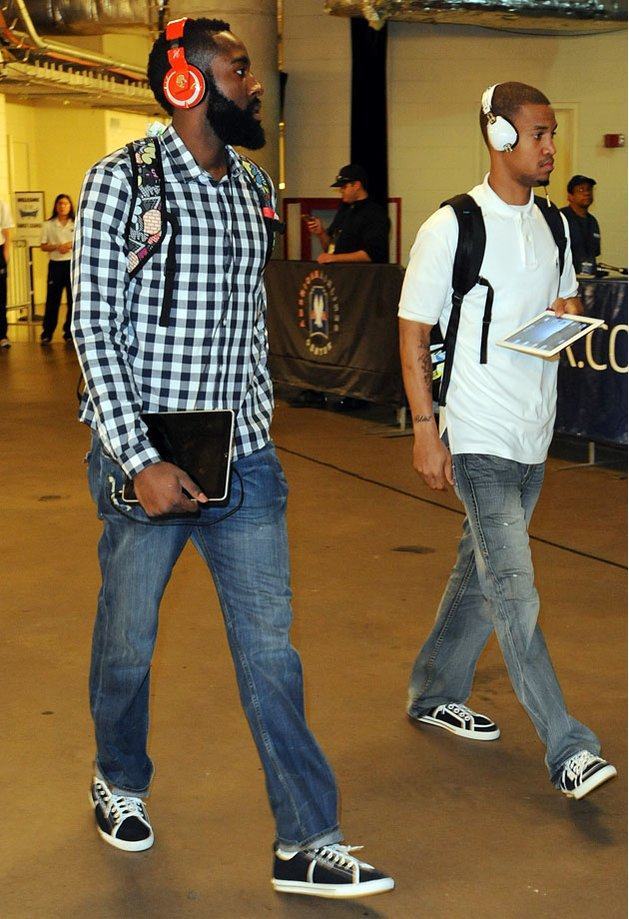 本赛季湖人打到关键时刻的比赛8胜0负，未尝败绩