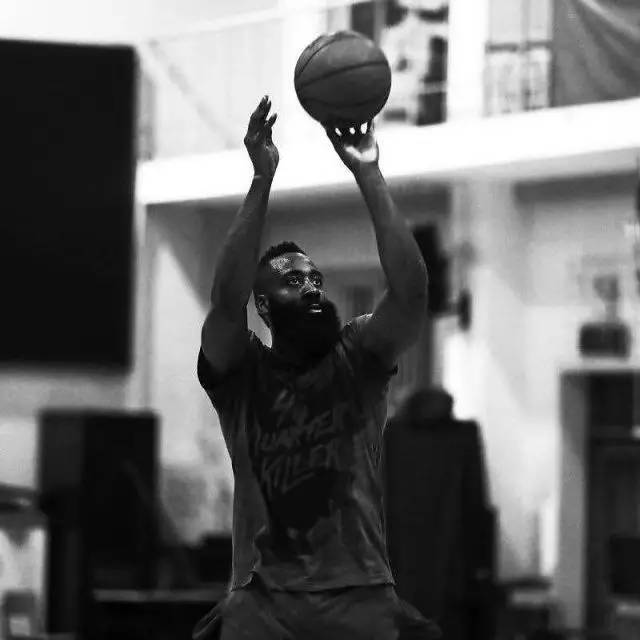 德科：梅西短暂回归？这不可能；还没和莱万谈续约的事