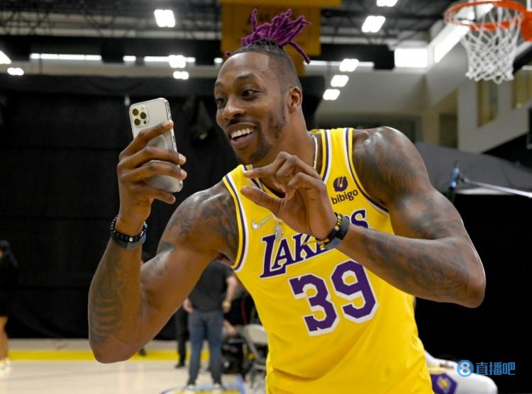 AC米兰主场气势如虹